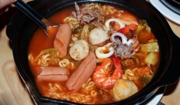 Cô gái phải cấp cứu khẩn cấp vì món mì cay cấp độ 7