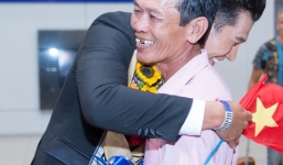 Á vương Ngọc Tình ôm chặt bố trong ngày vinh quy trở về