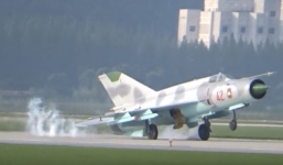 Nữ phi công Triều Tiên hạ cánh vụng về, MiG-21 đập đuôi xuống đường băng
