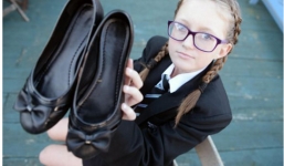 Mang giày có nơ, nữ sinh Anh bị đưa vào phòng cách ly 4 ngày