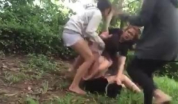 Phẫn nộ clip cô gái trẻ bị đánh hội đồng, lột đồ giữa rừng