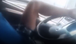 Tài xế dùng chân lái xe tải 8 tấn trên cao tốc Hà Nội-Hải Phòng