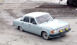 Video: 17 người nhồi nhét trong chiếc xe 5 chỗ