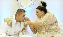 Video: Cô dâu mập mặc váy cưới dát vàng hơn 5 tỷ