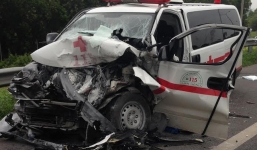 Xe cấp cứu gặp tai nạn trên cao tốc Long Thành