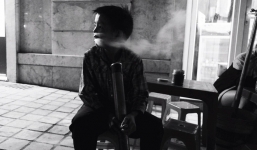 Cậu bé 10 tuổi hút thuốc lào biểu diễn mua vui cho du khách ở SaPa