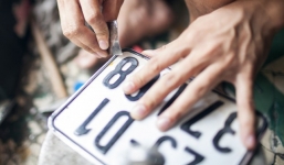 Ô tô lắp biển giả bị phạt 6 triệu, tước bằng 3 tháng