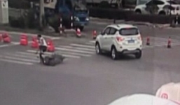 Bị ô tô đâm trực diện, tài xế thoát chết nhờ nhảy khỏi xe máy