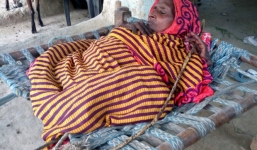 Lạ kỳ người phụ nữ lùn đi gần 1m trong 25 năm