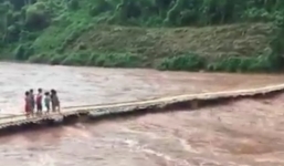 Trẻ em la hét bỏ chạy trên cây cầu bị lũ cuốn trôi ở Lai Châu