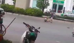 Nam thanh niên hùng hổ lao vào đánh ông già giữa đường