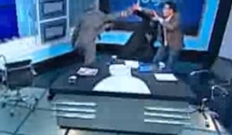 Thầy tế Hồi giáo bị đánh túi bụi bằng giày trên sóng truyền hình