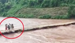 Thót tim cảnh hàng chục em nhỏ suýt mất mạng khi cầu tre bị lũ cuốn trôi