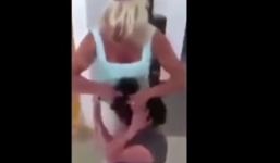 Video: Mẹ cạo đầu con gái vì bắt nạt người bạn bị ung thư