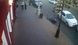 Video: Nữ tài xế tông thanh niên đi xe đạp vì bị giơ ngón tay thối