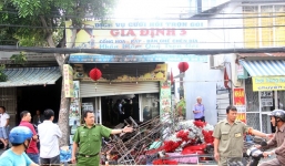 Vụ cả gia đình chết cháy: Thi thể 2 mẹ con ôm nhau