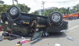 Giải cứu 2 người mắc kẹt trong chiếc Fortuner phơi bụng trên phố