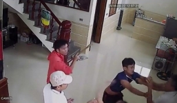 Nhóm côn đồ lao xe vào giữa nhà, đuổi đánh vợ chồng chủ nhà