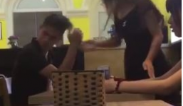  'Bắt cá 2 tay', chàng trai bị bạn gái tát và ném tiền vào mặt