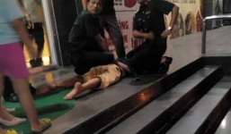 Thanh niên biểu hiện 'ngáo đá' dí dao vào cổ cháu bé ngay giữa siêu thị