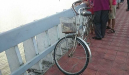 Nam thanh niên thông báo 'con đi tự tử đây' rồi đạp xe đi nhảy cầu