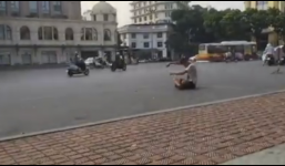 Thanh niên 'ngáo đá' múa may quay cuồng trước Nhà hát lớn