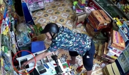 Video: Trộm mở ngăn kéo 'cuỗm' 60 triệu đồng tại cửa hàng tạp hóa