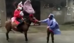 Video cô dâu bị gió cuốn vì rước dâu nhằm ngày bão Megi đổ bộ