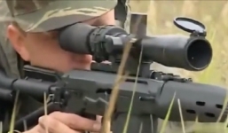 Video: Súng trường bắn tỉa xuyên thủng xe bọc thép của Nga