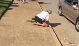 Đám đông đứng cười cặp vợ chồng sốc thuốc ngã vật ra đường