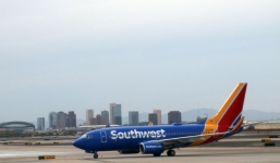 Chuyến bay bị hoãn chỉ vì chiếc điện thoại bốc khói