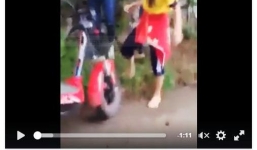 Xuất hiện clip 2 nữ sinh Huế lao vào đánh bạn giữa đường