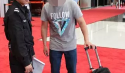 Ông bố Trung Quốc để con tè bậy lên thảm đỏ Thượng đỉnh G20