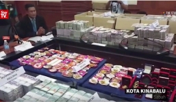 Phát hiện núi tiền trong nhà quan tham Malaysia