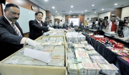 Tìm thấy 'núi tiền' trong nhà quan tham Malaysia