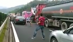 Tắc đường, 2 lái xe mang vợt cầu lông ra đánh trong lúc chờ đợi