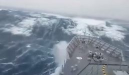 Video: Bão biển đáng sợ tạo cột sóng 20m nhìn từ chiến hạm