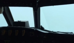 Video: Phi cơ xuyên mưa bay vào tâm bão 'mặt quỷ' Matthew