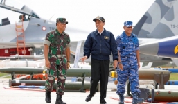 Video: Tổng thống Indonesia lên chiến đấu cơ tập trận ở Biển Đông