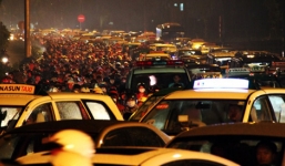 Sài Gòn ùn tắc: Người dân vùng vẫy trong mưa, nửa đêm mới về đến nhà