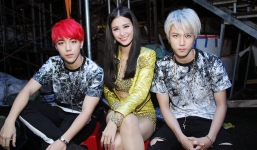 Fan cuồng đập cửa gọi tên Uni5 trong show diễn của Đông Nhi