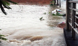 Hai thợ hồ nhảy xuống dòng nước 'tử thần' cứu một phụ nữ đang bị cuốn trôi