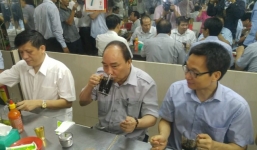 Video: Thủ tướng trả tiền ăn phở, uống cà phê ở Sài Gòn