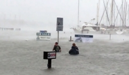Video: Bão 'mặt quỷ' Matthew nhấn phố Mỹ trong biển nước