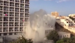 Video: Cột nước như sóng thần tràn vào nhà hàng do vỡ đường ống