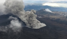 Video: Núi lửa Nhật Bản phun trào dữ dội, cột khói cao 11km