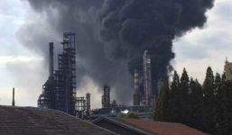 Một nhà máy lọc dầu ở miền Đông Trung Quốc bốc cháy