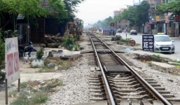 Băng qua đường sắt, lái xe ôm bị tàu hỏa đâm tử vong