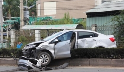 Xe tải tông ôtô 4 chỗ bẹp đầu, ba người hoảng loạn kêu cứu