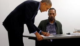 Đi bỏ phiếu sớm, ông Obama chọn ai?